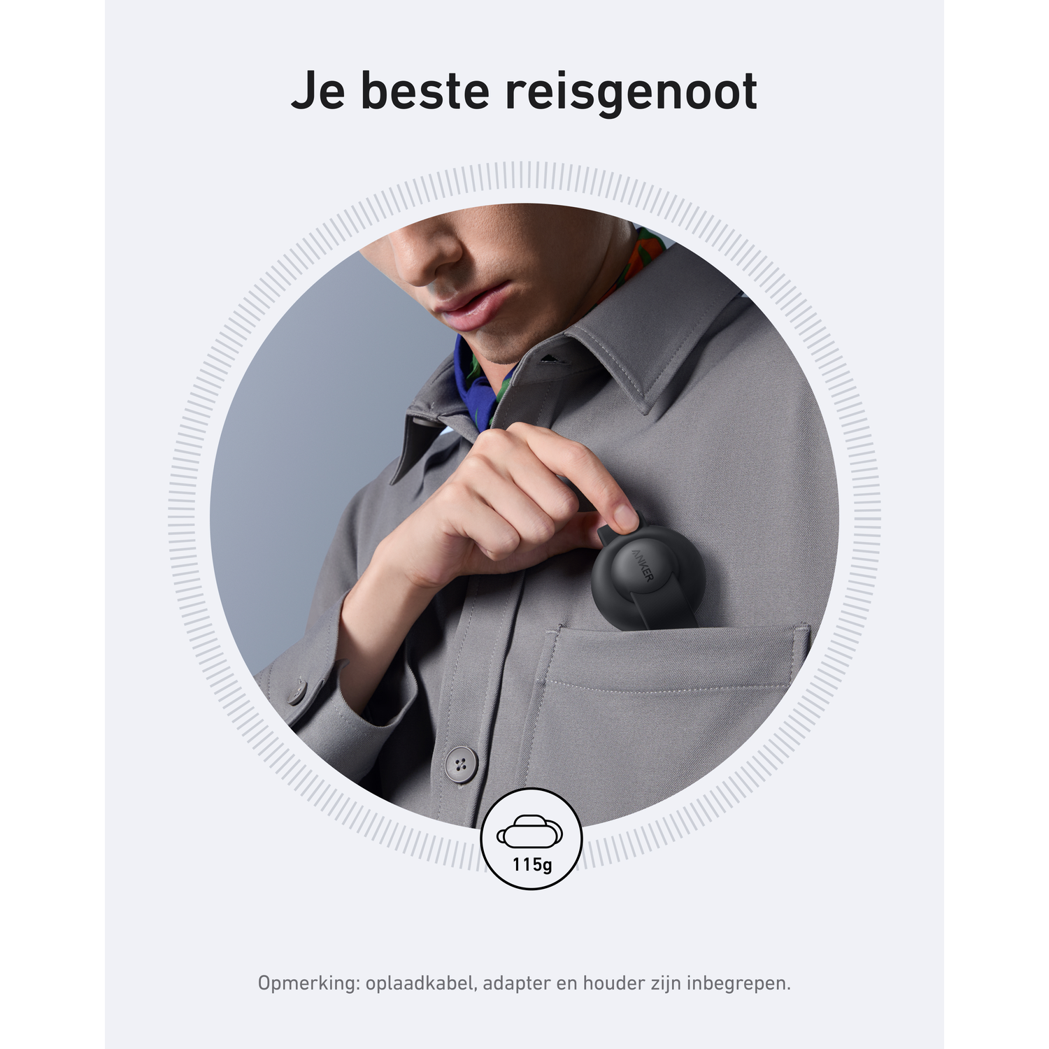 Personne en veste grise avec étui d'écouteurs noir dans la poche. Texte: 'Je beste reisgenoot' et '115g'.