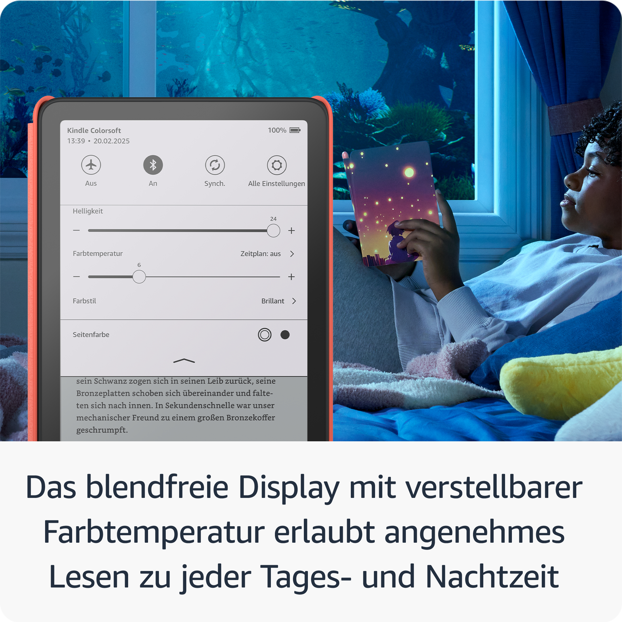 Eine Person liest ein Buch auf einem Kindle. Der Bildschirm zeigt die Einstellungen. Der Hintergrund zeigt ein Aquarium.