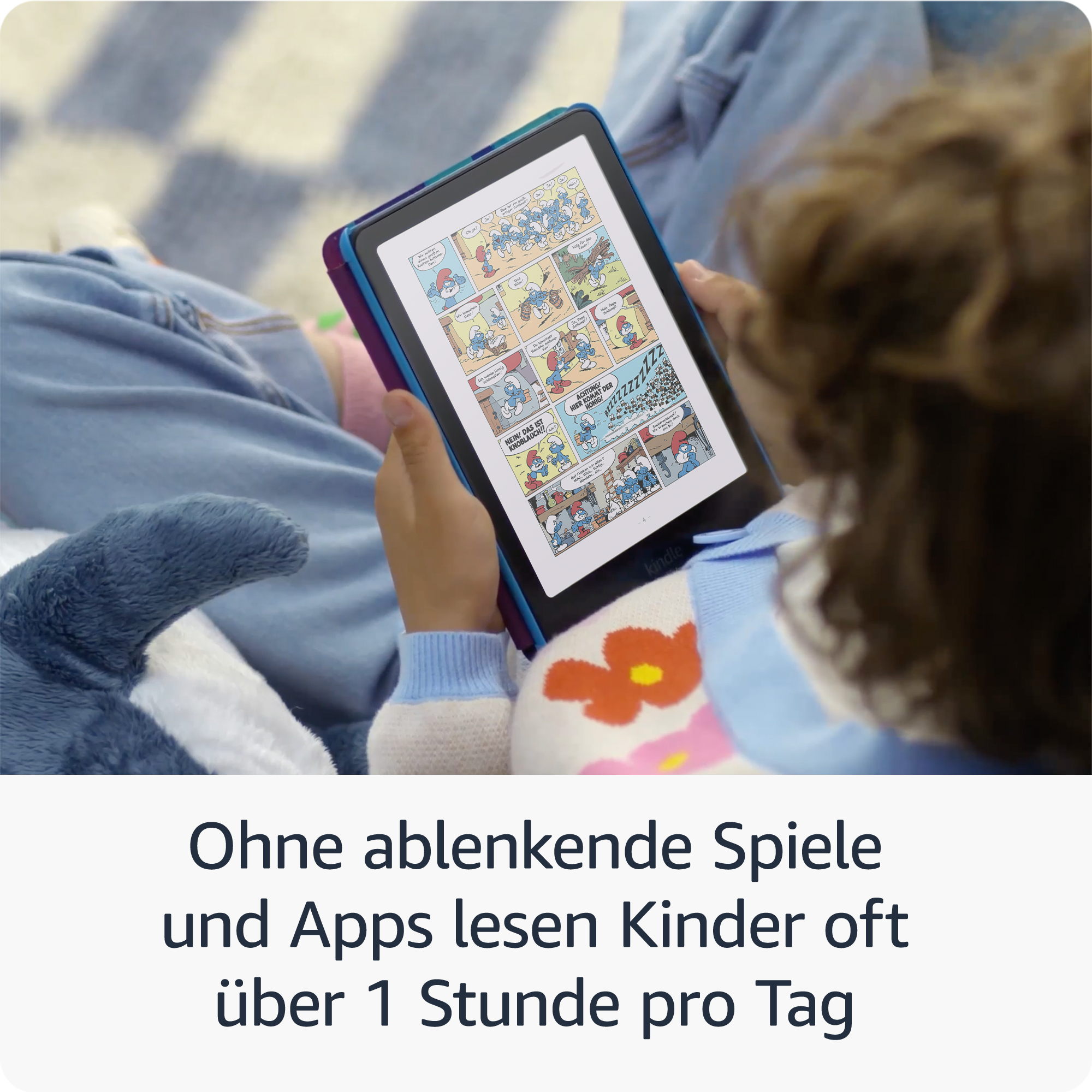 Ein Kind liest einen Comic auf einem Kindle. Die Schlümpfe sind sichtbar. Das Kind hält das Gerät auf dem Schoß. Ein Stofftier ist in der Nähe.