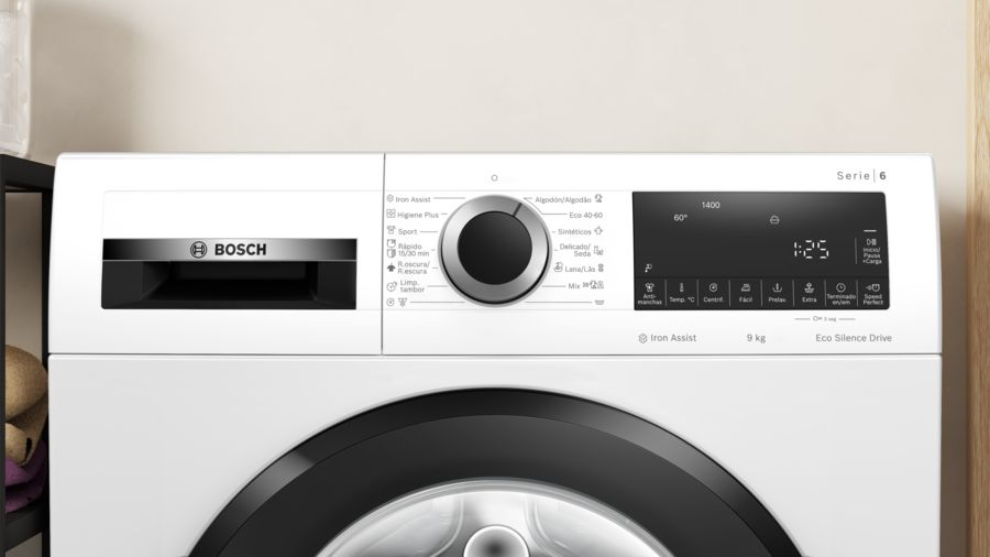 Panel de control de lavadora Bosch blanco. Tiene una pantalla digital negra y un dial central. El logotipo de la marca es visible.