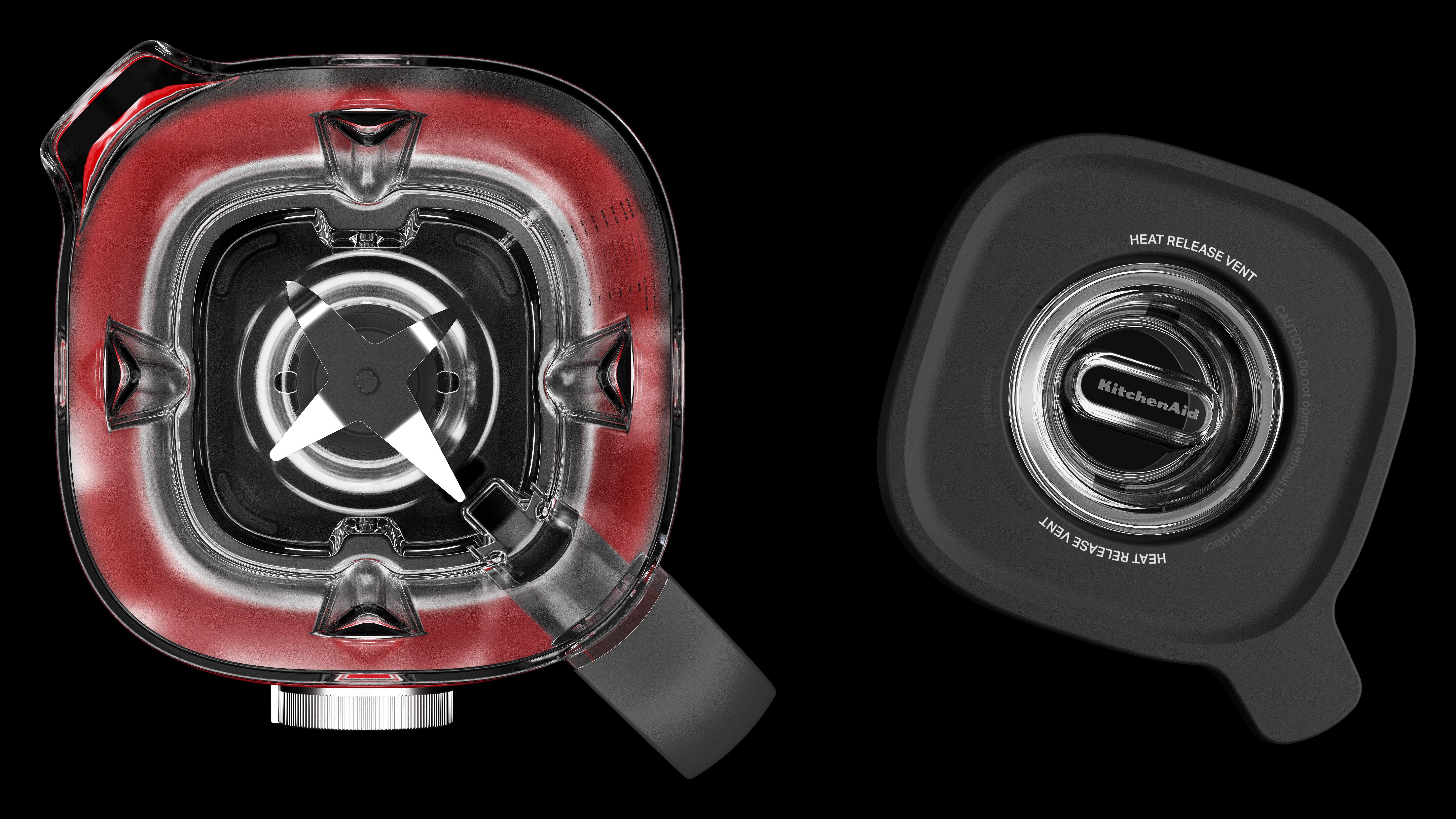 Der transparente Behälter eines Mixers, rotes Innere, Klingen und ein schwarzer Deckel mit dem KitchenAid-Logo sind sichtbar.