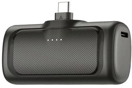 Fekete hordozható töltő USB-C porttal, bekapcsológombbal és négy jelzőfénnyel. Texturált előlapja van.