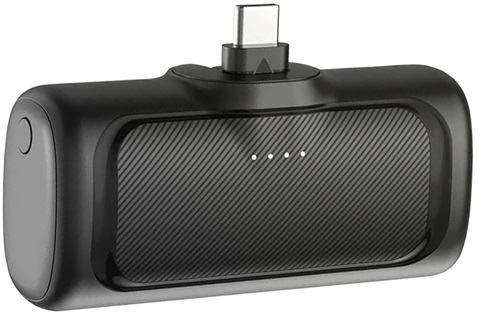 Egy fekete és szürke hordozható töltő. USB-C csatlakozóval, be/ki gombbal és három fehér jelzőfénnyel rendelkezik.