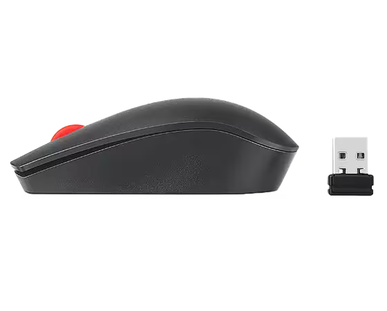 Egy fekete számítógépes egér piros görgetőkerékkel egy USB-vevő mellett. Mindkettő fehér háttéren.
