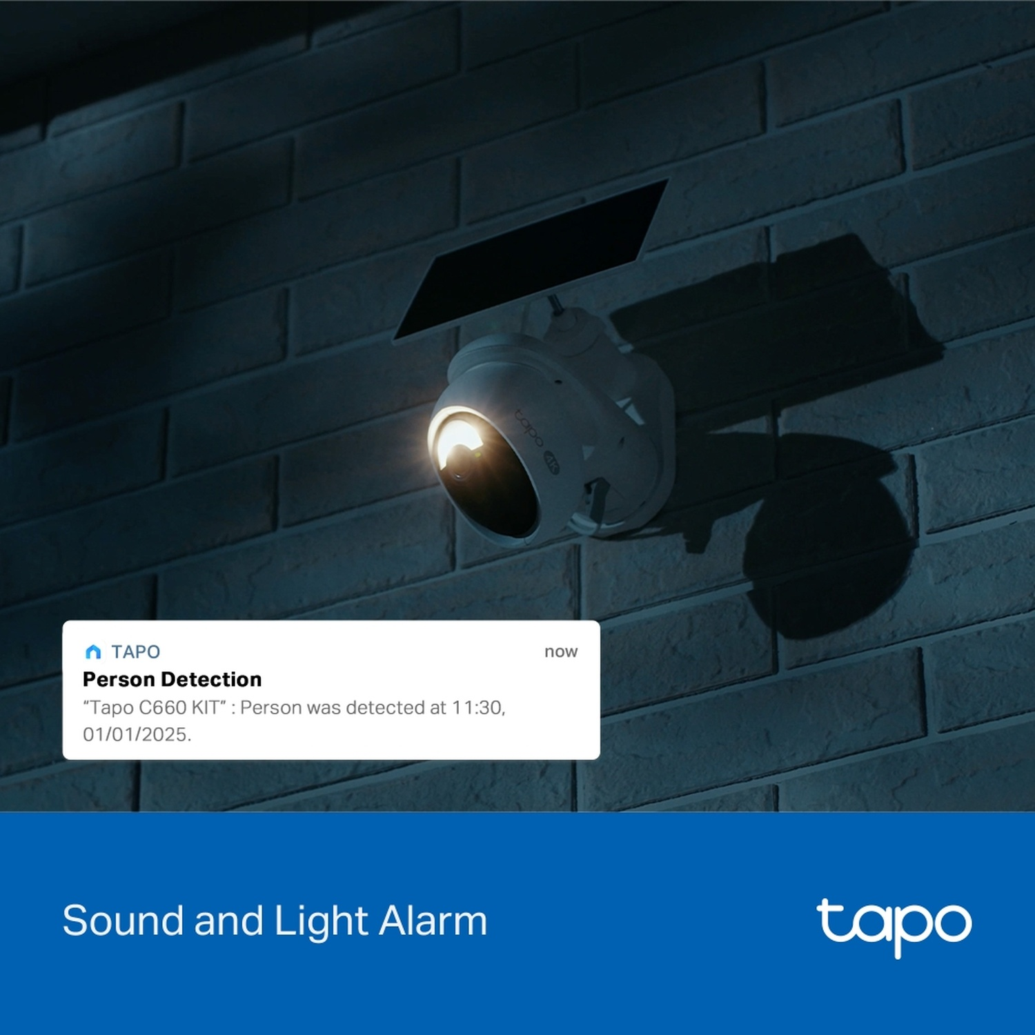 Une caméra de sécurité Tapo sur un mur de briques. Une notification indique la détection de personne à 11h30, 01/01/2025. Texte : 'Sound and Light Alarm'.