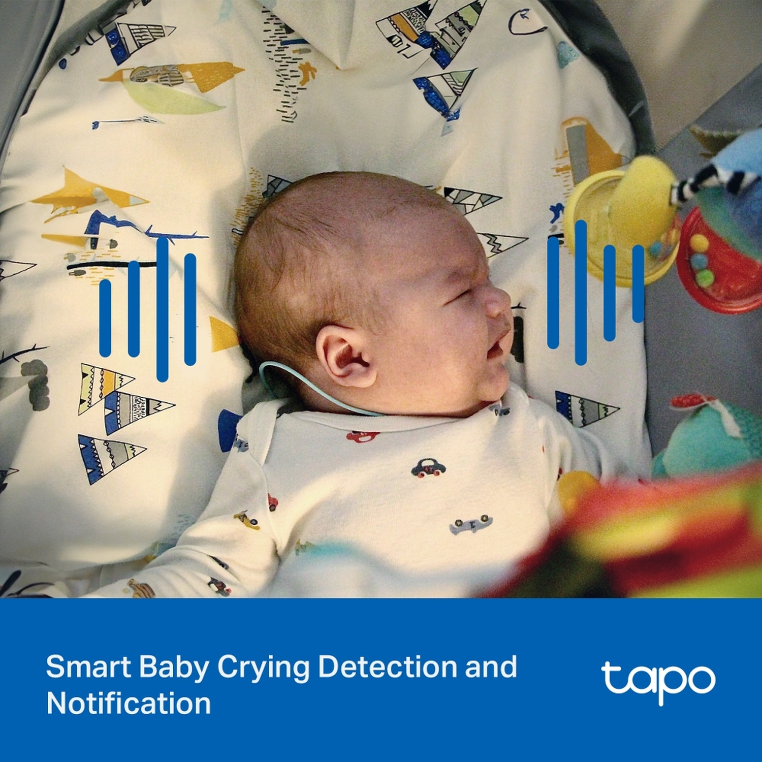 Un bébé en pleurs est allongé sur un drap à motifs. Des ondes sonores bleues sont superposées. Des jouets sont visibles. Le texte dit 'Smart Baby Crying Detection'.