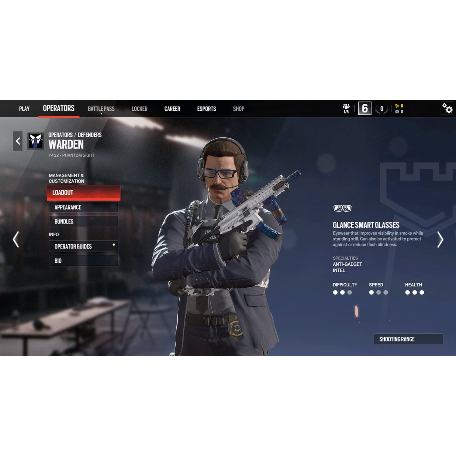 Une interface de jeu affiche Warden, un personnage avec des lunettes et une arme. L'écran montre les options d'équipement et les détails de ses lunettes intelligentes.