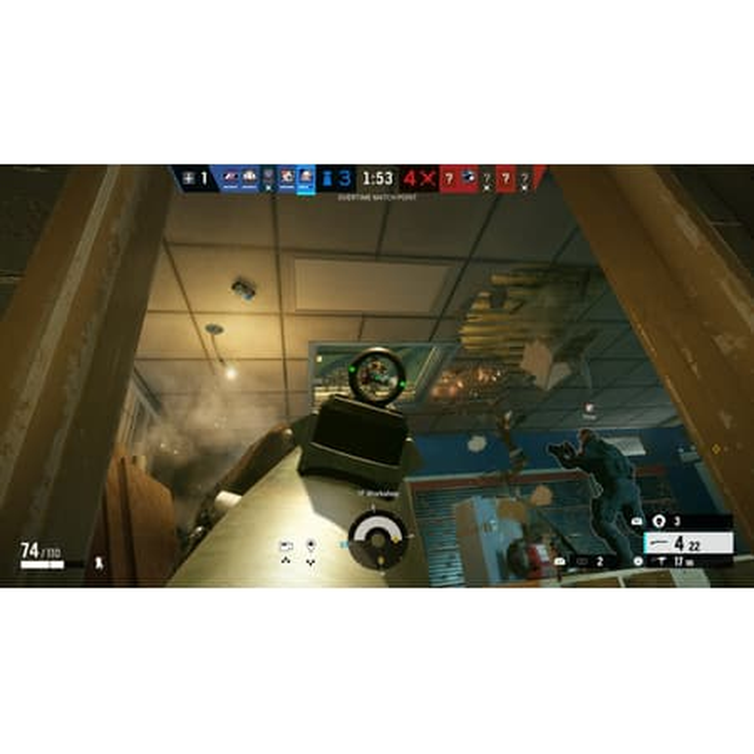 Een first-person shooter game. Spelersweergave door een vizier. Een personage op de achtergrond. Informatie-overlay boven en onder.