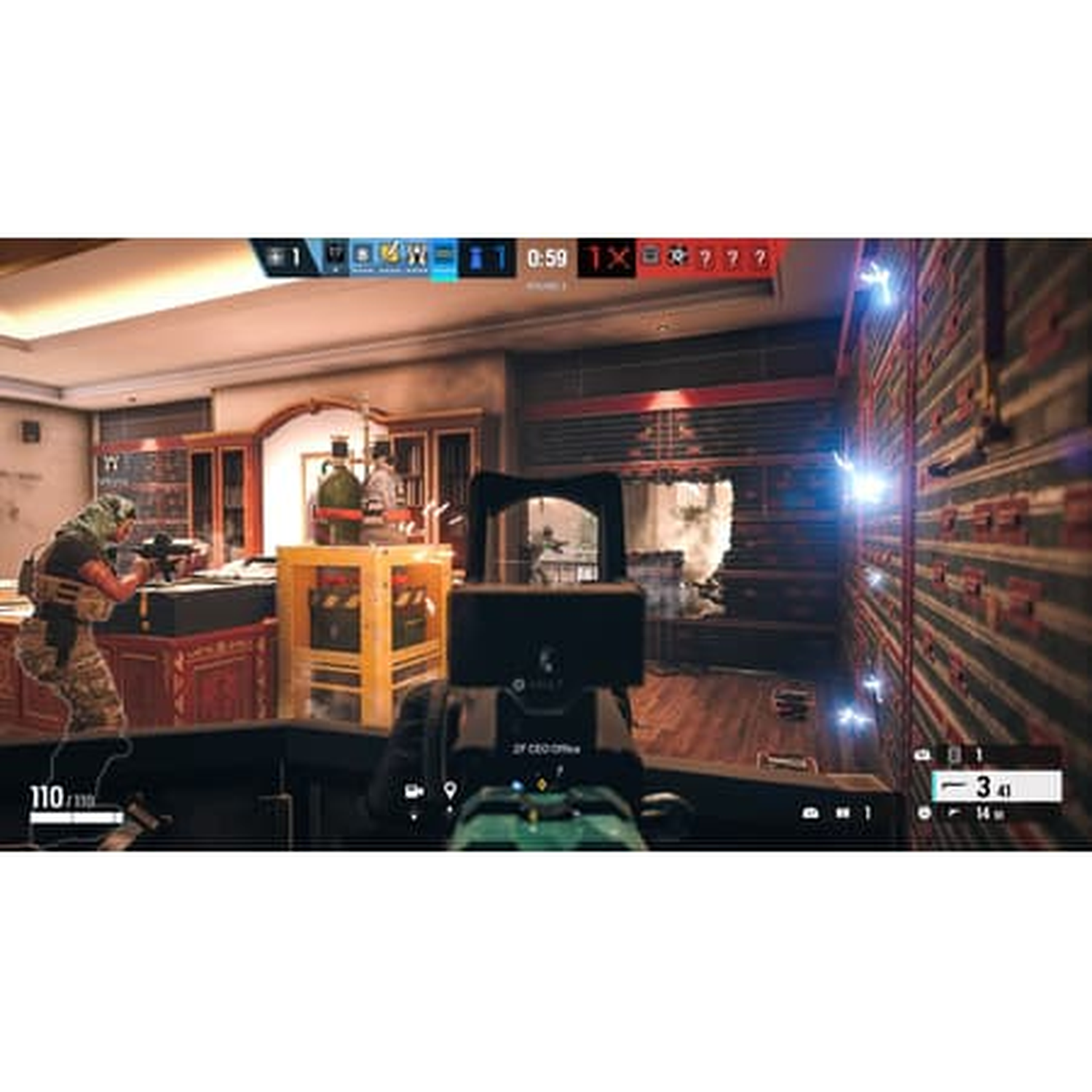 Eerstepersoonsweergave van een videogame-scène. Een speler richt met een wapen. Twee spelers staan in een kamer, een richt, en de ander bij een gele kist.