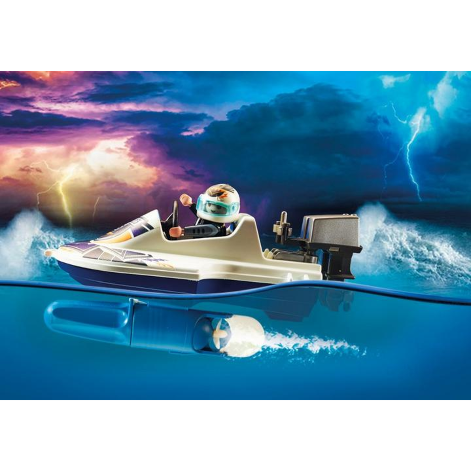 Een speelgoed speedboot met een bestuurder op golvend water onder een stormachtige hemel met bliksem.