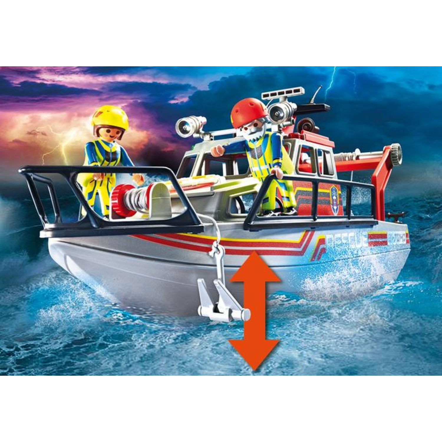 Een speelgoed reddingsboot met twee figuren in gele uniformen. De boot bevindt zich in woelig water, met een storm op de achtergrond.