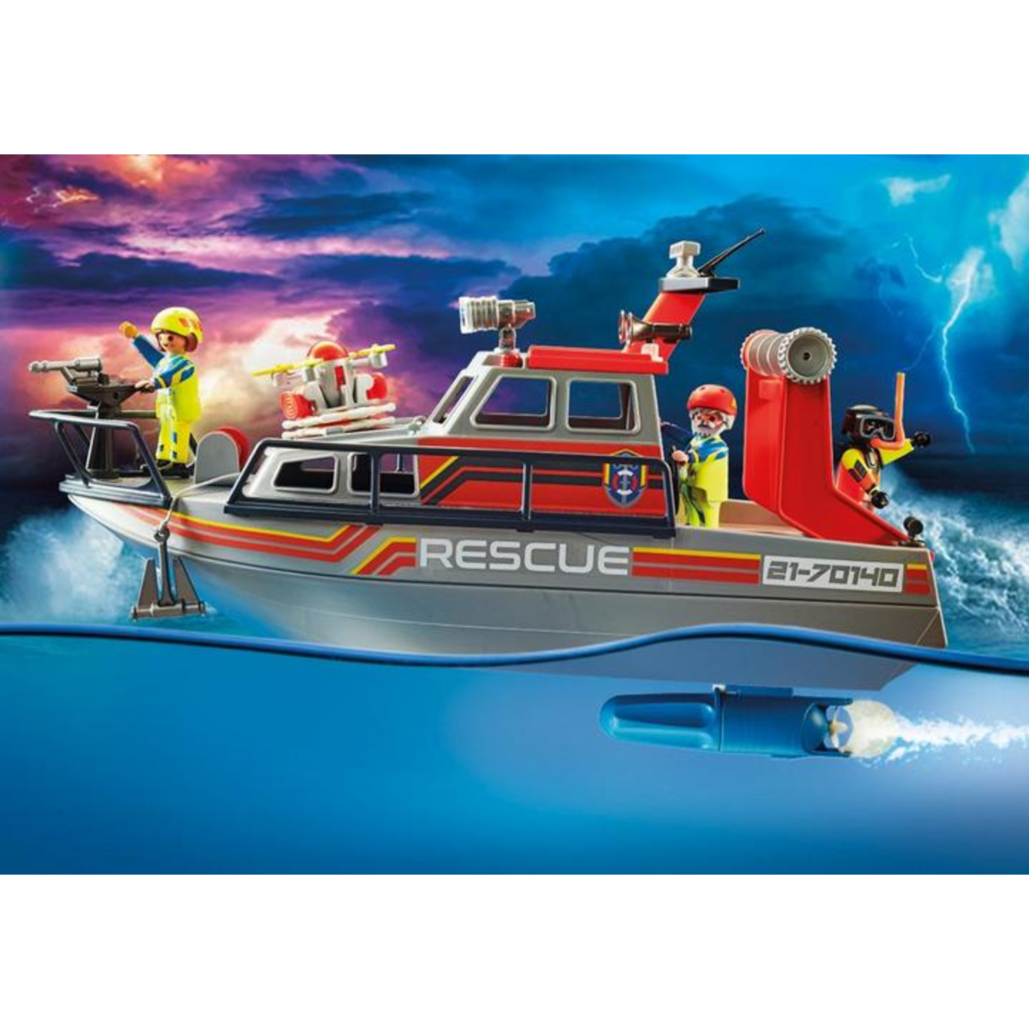 Een speelgoedreddingsboot ligt op het water met speelfiguren. De boot heeft het woord redding erop. Een onderzeeër ligt onder water.