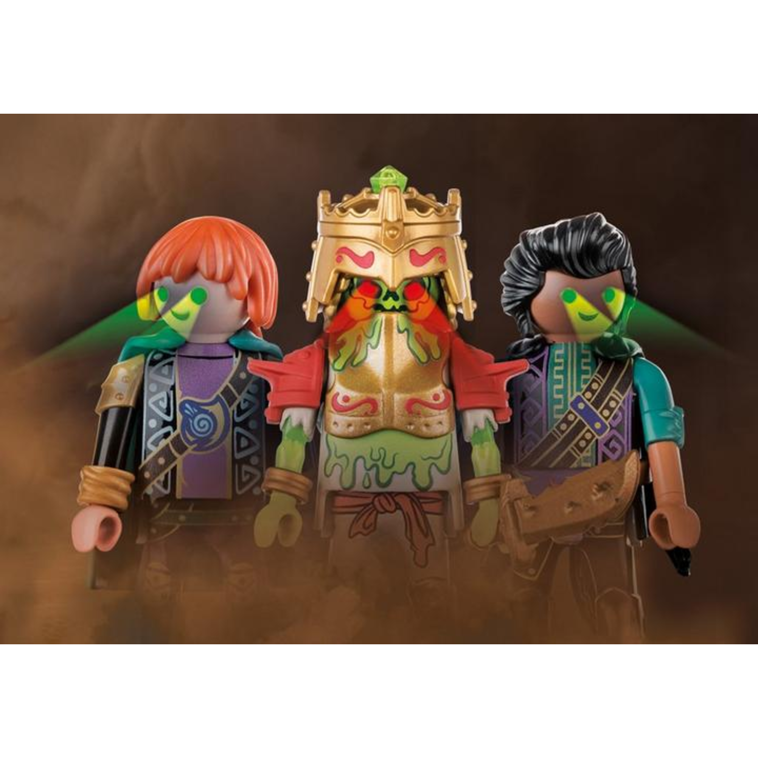 Drie Playmobil-figuren: rood haar, gouden kroon, zwart haar. Groen oplichtende ogen. Eén houdt een zwaard vast, anderen dragen harnassen.