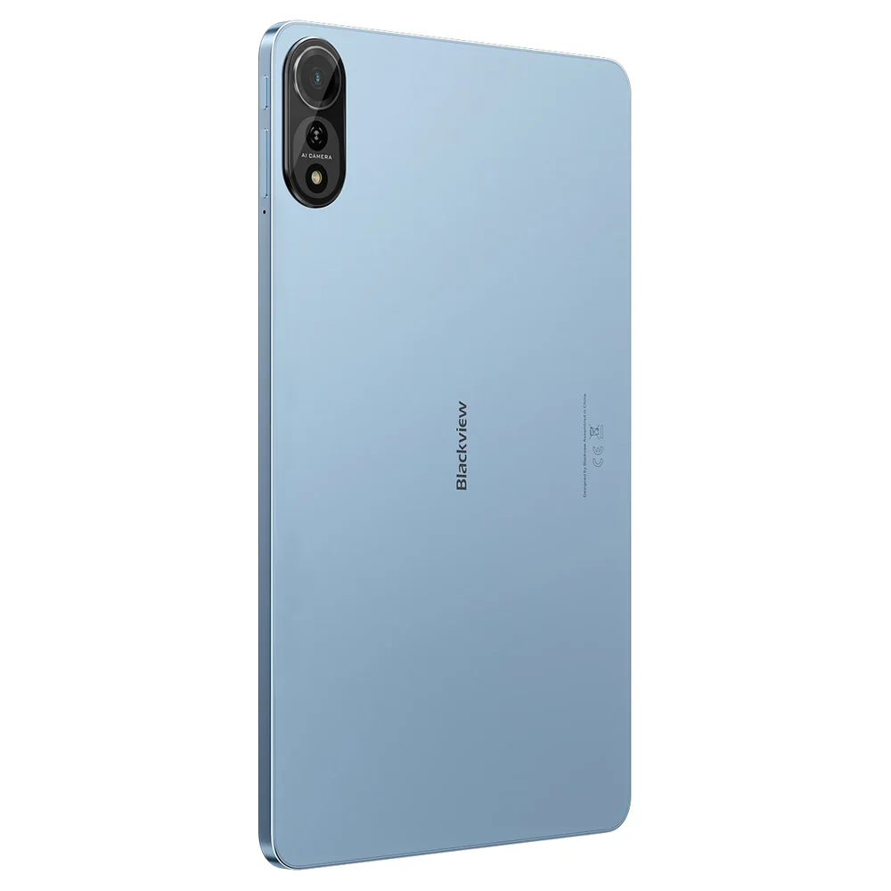 Egy világoskék Blackview tablet, enyhén megdöntve. Van rajta egy kameramodul és a Blackview márka. A háttér fehér.