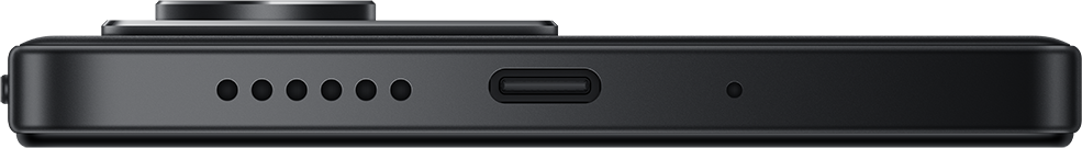 Egy fekete eszköz alsó szélének közeli képe. Van rajta egy USB-C port, hat kis lyuk és egy mikrofon lyuk.