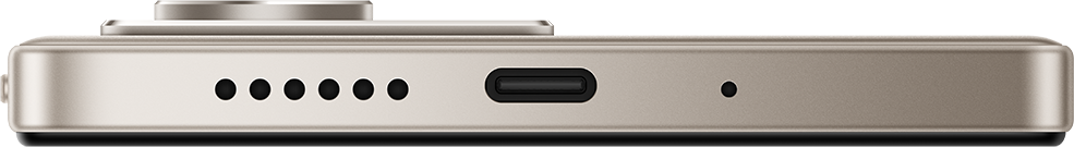 Egy okostelefon alsó szélének közeli képe. USB-C port, hangszórólyukak és mikrofon látható a fémes felületen.
