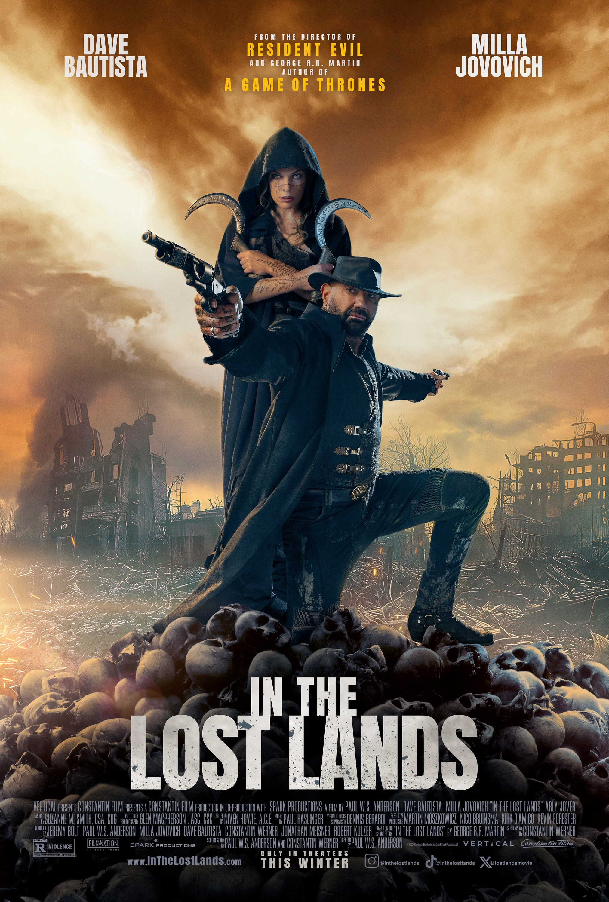 Affiche du film 'In The Lost Lands'. Dave Bautista et Milla Jovovich, avec un arrière-plan post-apocalyptique.