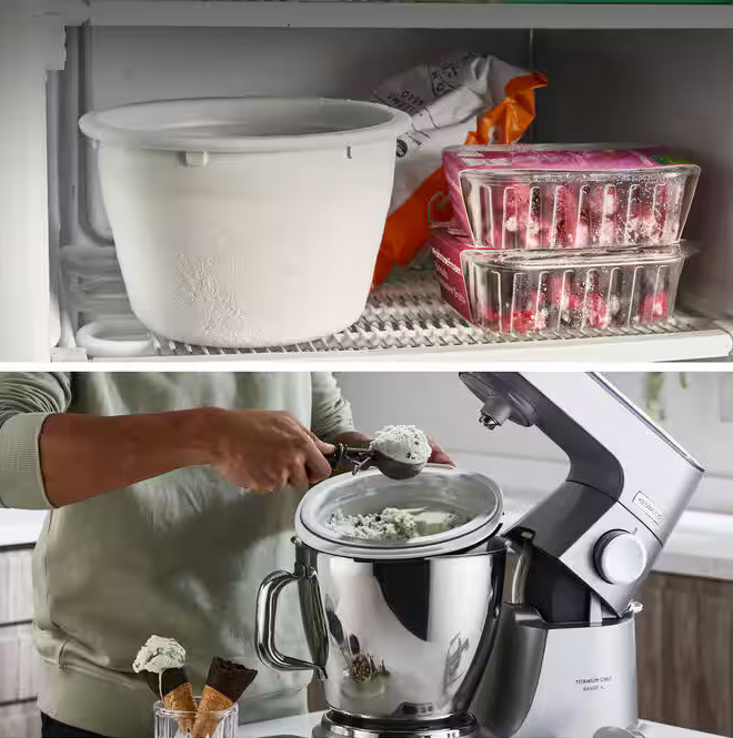 Lodówka z białą miską do lodów i pojemnikami. Osoba nabiera lody do miski obok miksera i rożków do lodów.