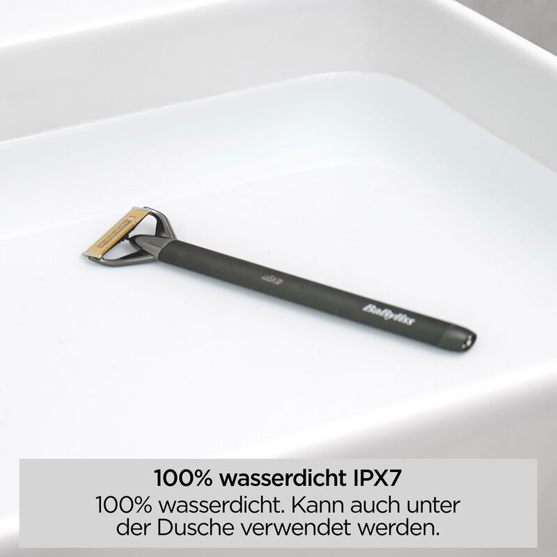 Ein schwarzer und silberner BaByliss-Rasierer liegt in einem weißen Waschbecken. Der Rasierer ist wasserdicht, für die Dusche geeignet.