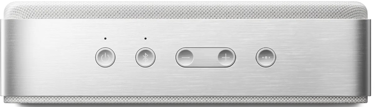 Ein silberner Lautsprecher mit Tasten: Ein/Aus, Bluetooth, Lautstärkeregler und Auslassungszeichen. Oben: ein Stoffgeflecht. Hintergrund: metallische Oberfläche.