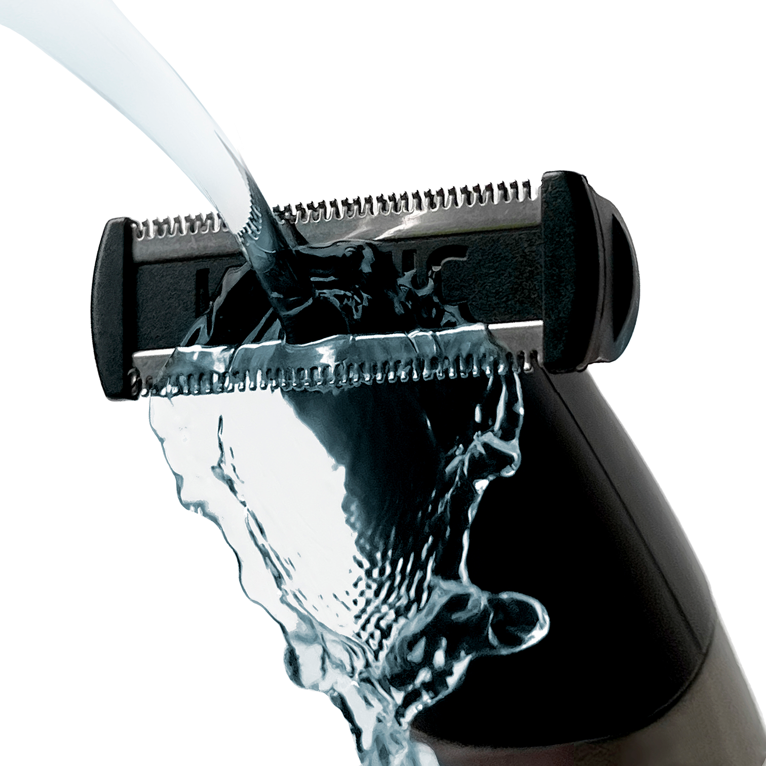 Woda wylewana na czarną głowicę golarki elektrycznej. Ostrze jest metalowe, a korpus golarki czarny. Tło jest białe.