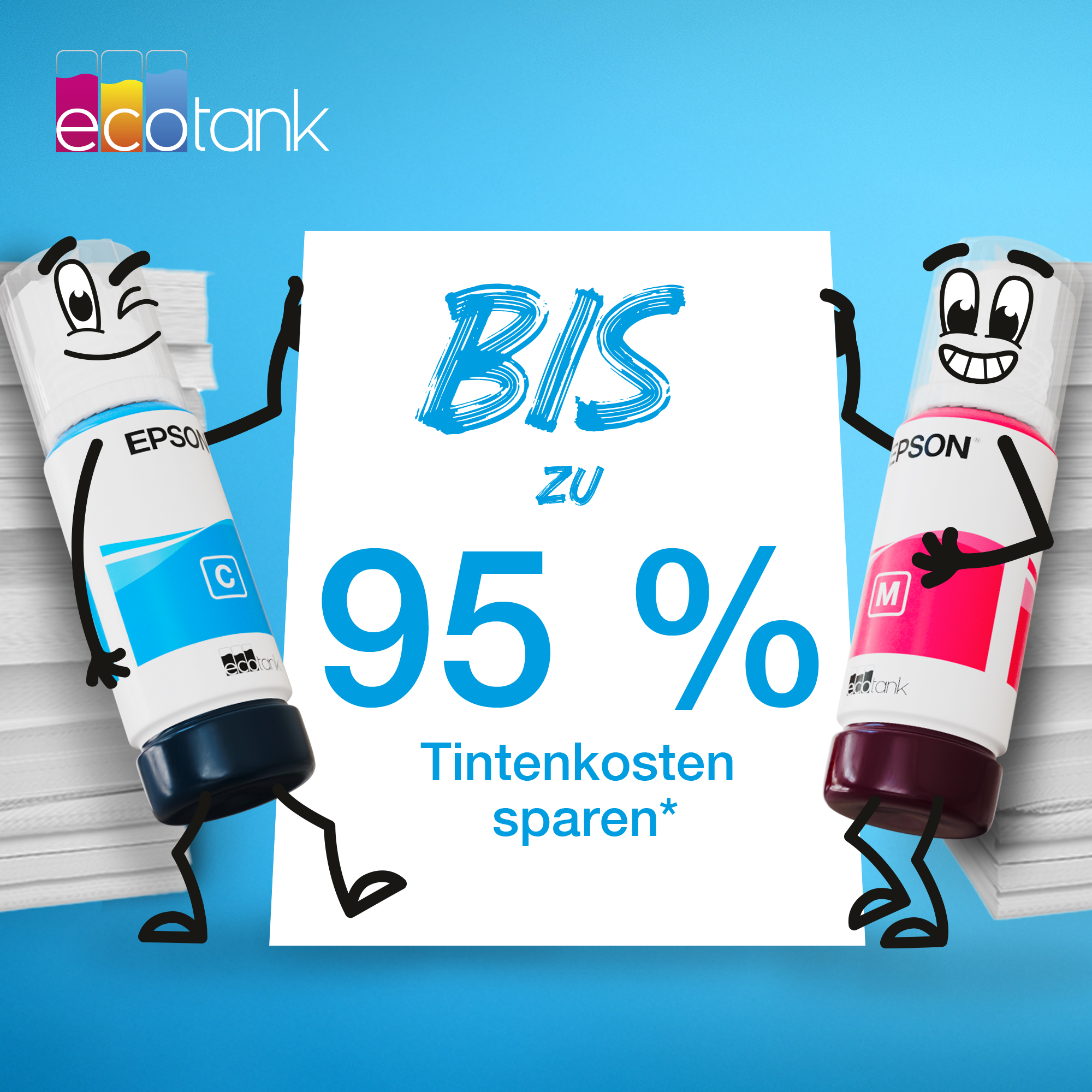Epson-Tintenflaschen halten ein Schild mit der Aufschrift 'BIS ZU 95% Tintenkosten sparen*' auf blauem Grund.