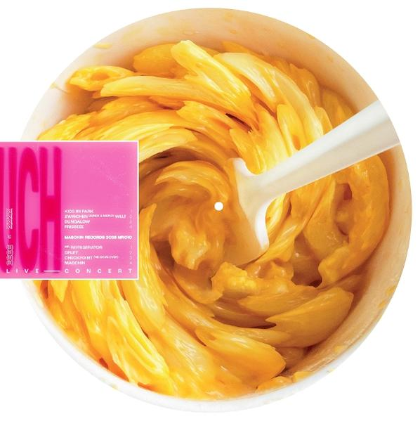 Eine Schüssel Makkaroni mit Käse und einem weißen Löffel. Auf der linken Seite befindet sich ein rosa Quadrat mit Text.