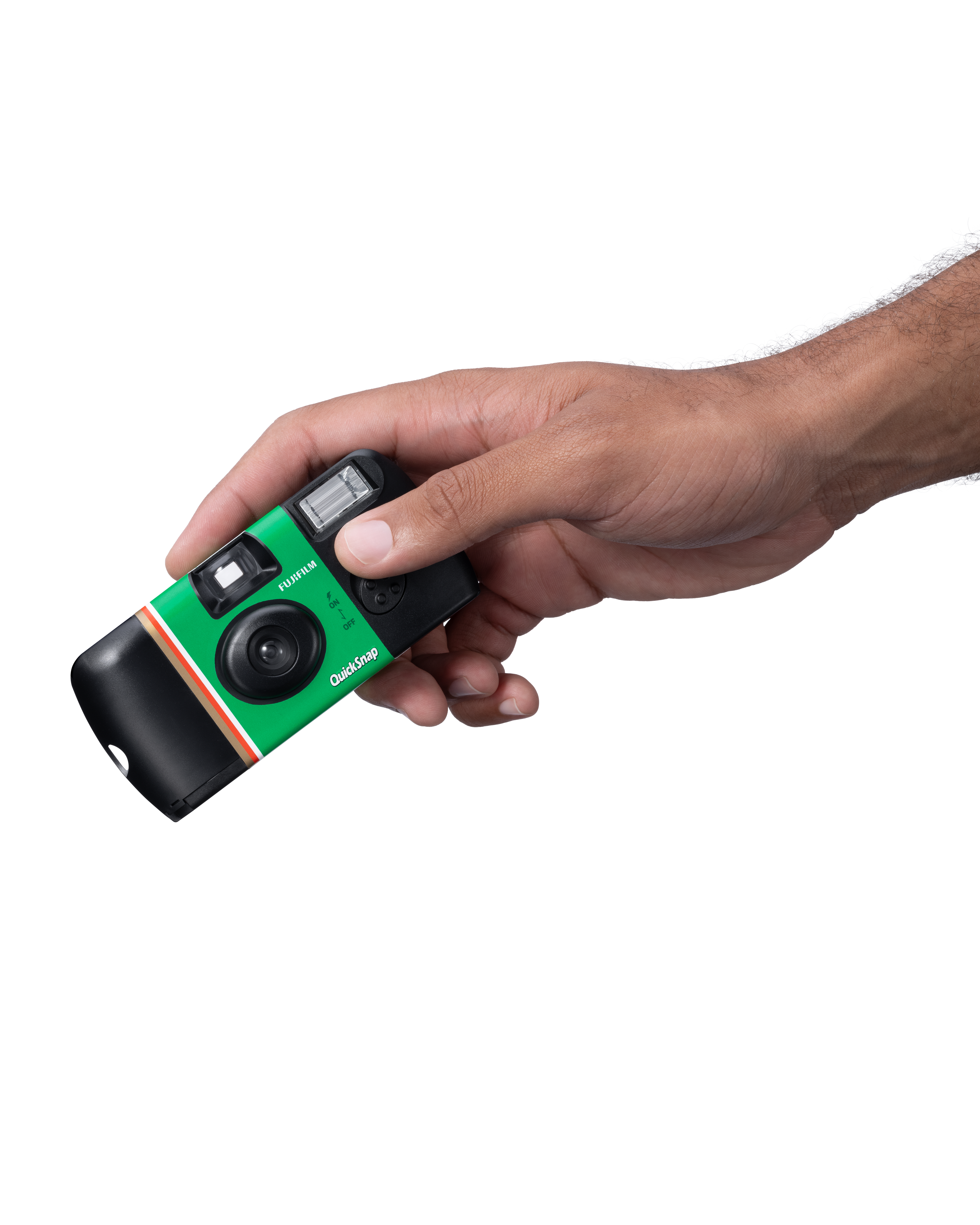 Eine Hand hält eine grüne Fujifilm QuickSnap Kamera vor weißem Hintergrund. Die Kamera hat schwarze und orangefarbene Streifen.