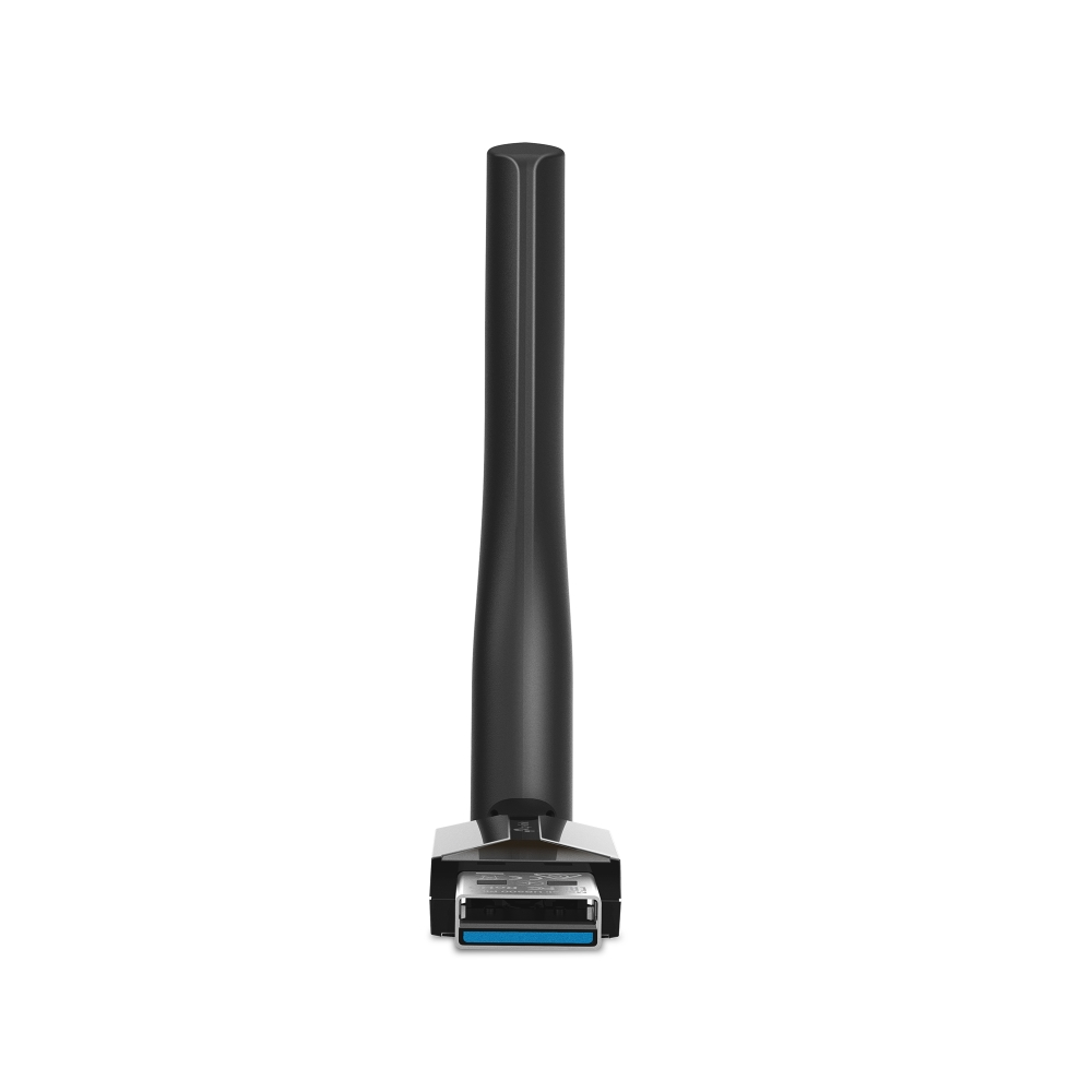 Siyah bir USB Wi-Fi adaptörü dik duruyor. Bir USB portu ve yukarı doğru uzanan uzun bir anteni olan gümüş bir tabana sahip.