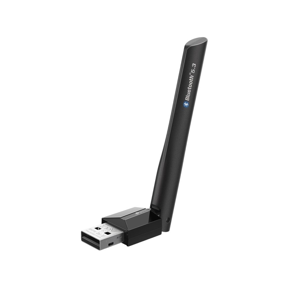 Siyah bir Bluetooth 5.3 USB adaptörü siyah bir arka plan üzerinde duruyor. Dikdörtgen bir USB konektörüne ve bir antene sahip.