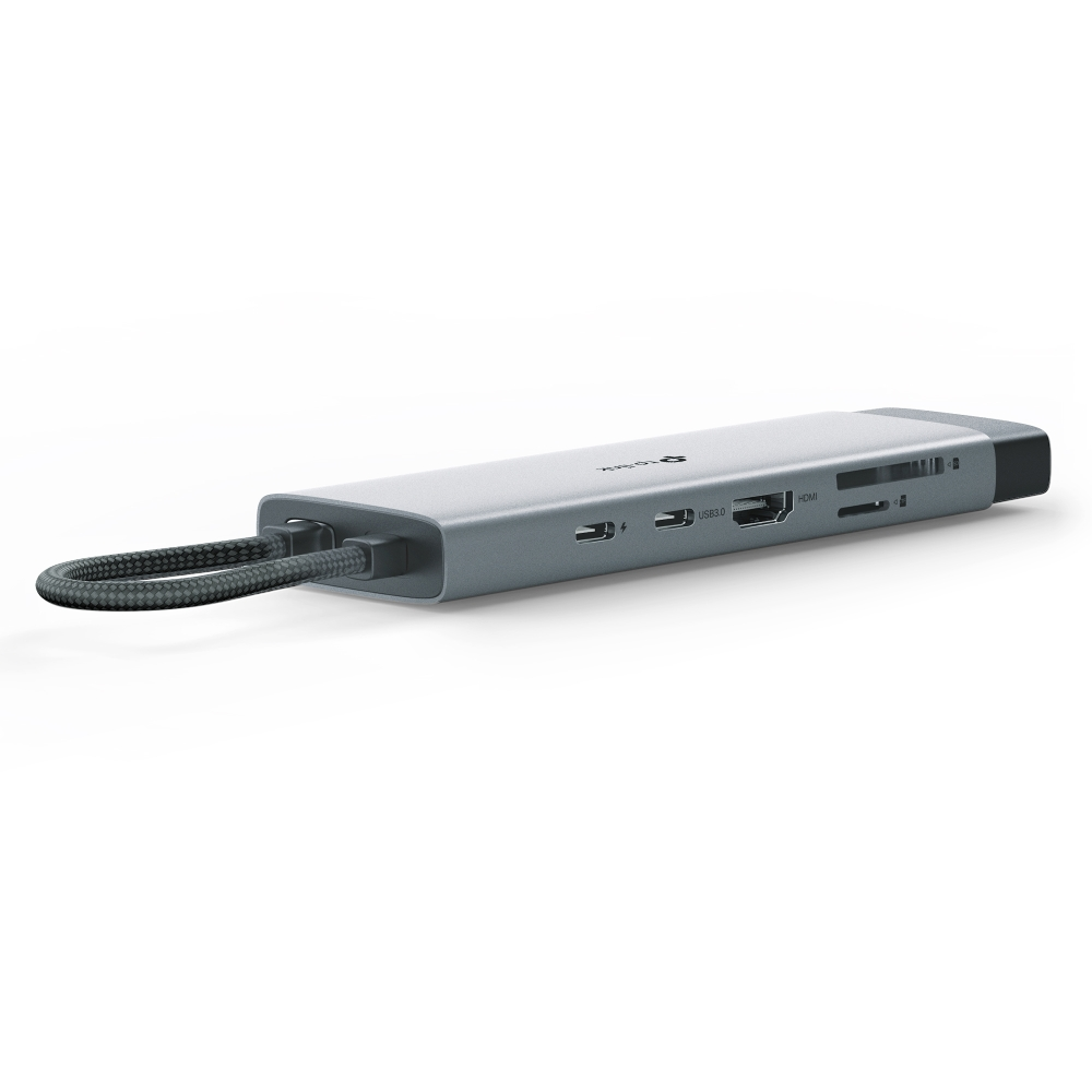 Çoklu bağlantı noktasına sahip gümüş USB hub ve koyu gri kablo. Hub'ın siyah ucu var ve beyaz bir zeminde duruyor.