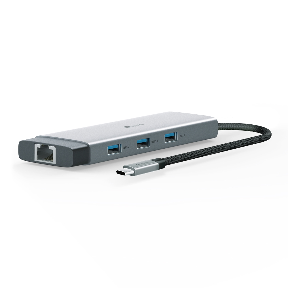 Çoklu bağlantı noktalarına sahip gümüş bir USB hub ve siyah örgülü bir kablo, beyaz bir yüzeyde.