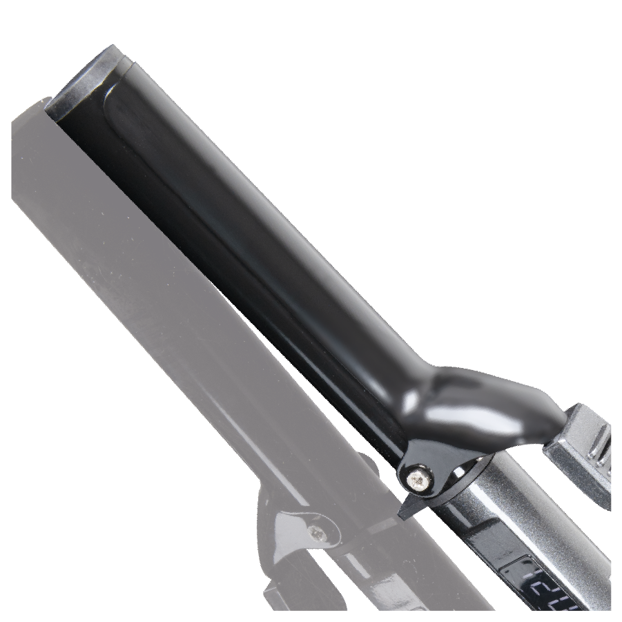 Zbliżenie czarnej lokówki na białym tle. Widoczna jest lufa lokówki z cyfrowym wyświetlaczem na uchwycie.