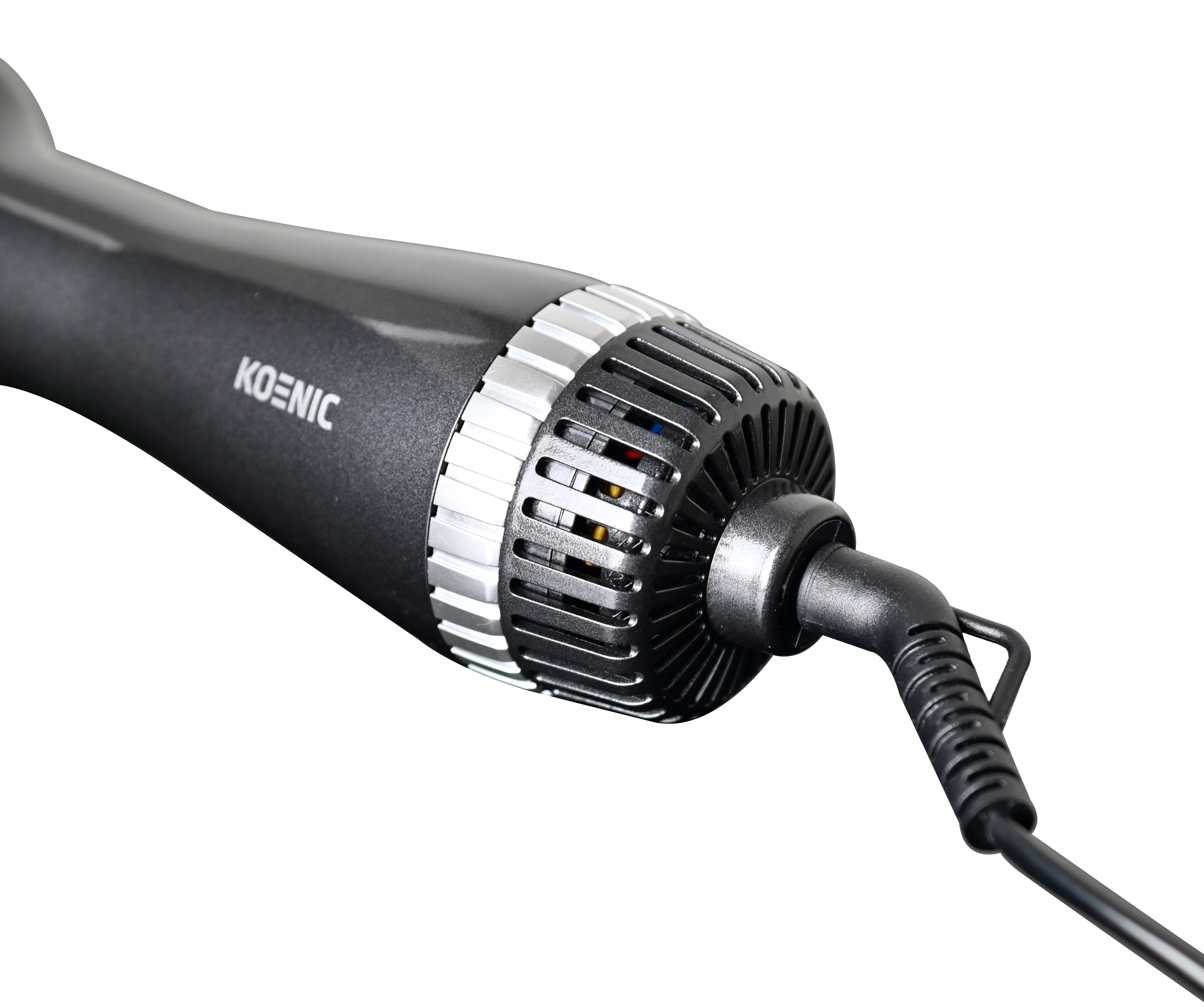 Czarna i srebrna suszarka do włosów Koenic z czarnym przewodem zasilającym. Suszarka jest pod kątem, pokazując nazwę marki i wlot powietrza.