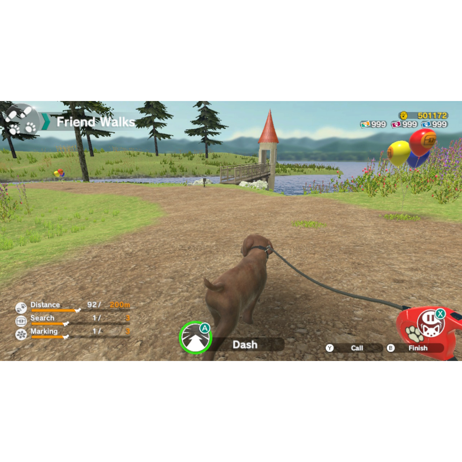 Een bruine hond aan de lijn loopt op een zandpad. Op de achtergrond een meer, bomen en een toren. Spelinterface zichtbaar.