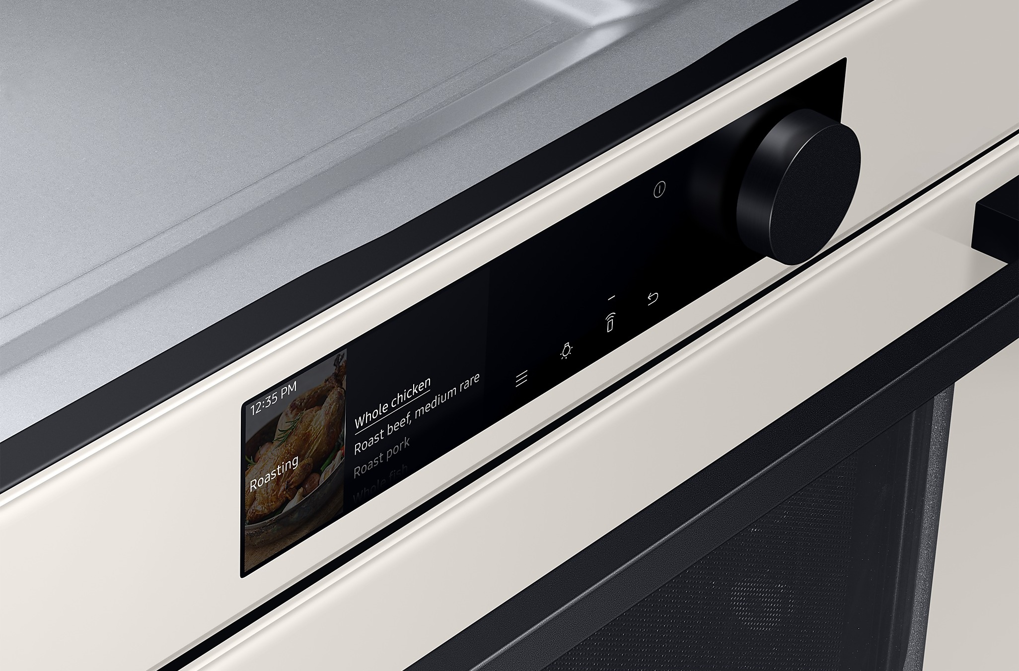 Zbliżenie panelu sterowania piekarnika. Ekran wyświetla opcje pieczenia. Czarny przycisk i inne ikony. Piekarnik jest w kolorze złamanej bieli.