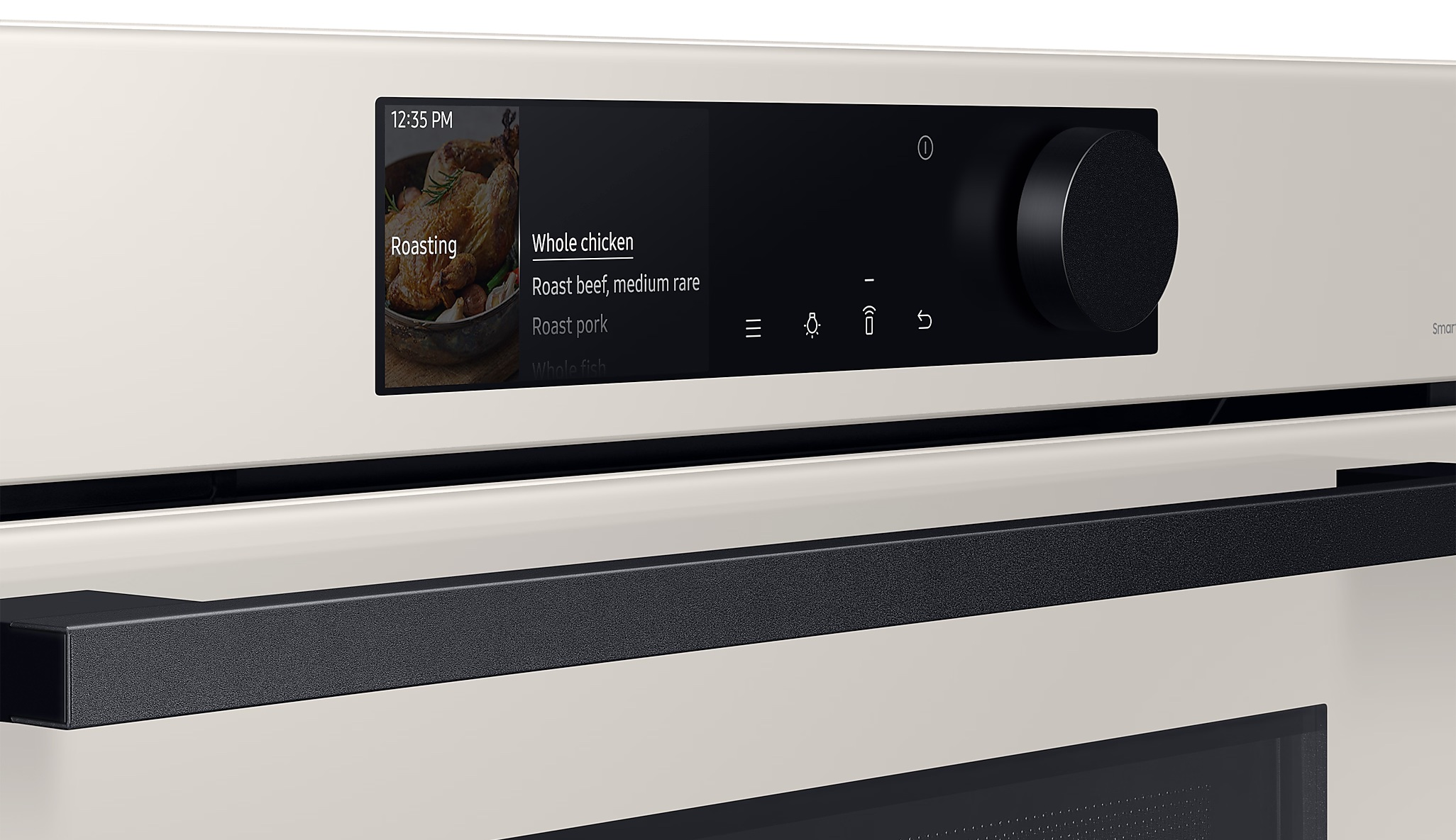 Wyświetlacz piekarnika pokazujący opcje gotowania. Zawiera obraz pieczonego kurczaka, czas i pokrętło sterowania. Piekarnik jest w kolorze złamanej bieli i ma czarny uchwyt.