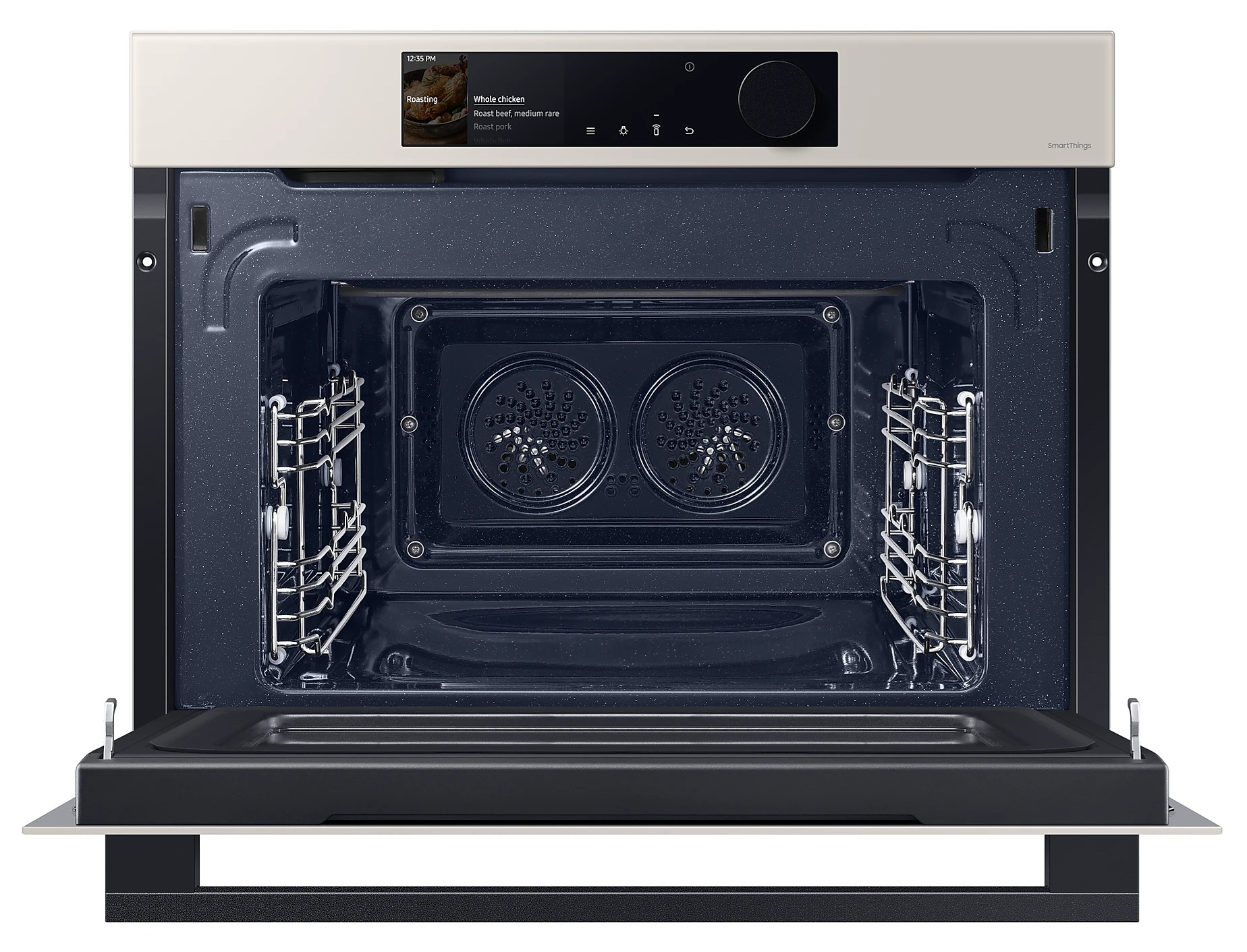 Wnętrze piekarnika z rusztami, otwarte drzwi. Panel sterowania wyświetla 12:35, opcje pieczenia i logo SmartThings. Dominują kolory beżowy i czarny.