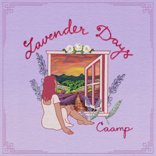 Illustration einer Frau, die aus einem Fenster auf ein Lavendelfeld blickt. Die Worte "Lavender Days" und "Caamp" sind auf dem Bild geschrieben.