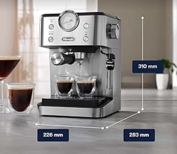 Ekspres do espresso ze stali nierdzewnej z dwiema filiżankami espresso. Wymiary są wskazane. Dwie szklanki kawy po lewej stronie.