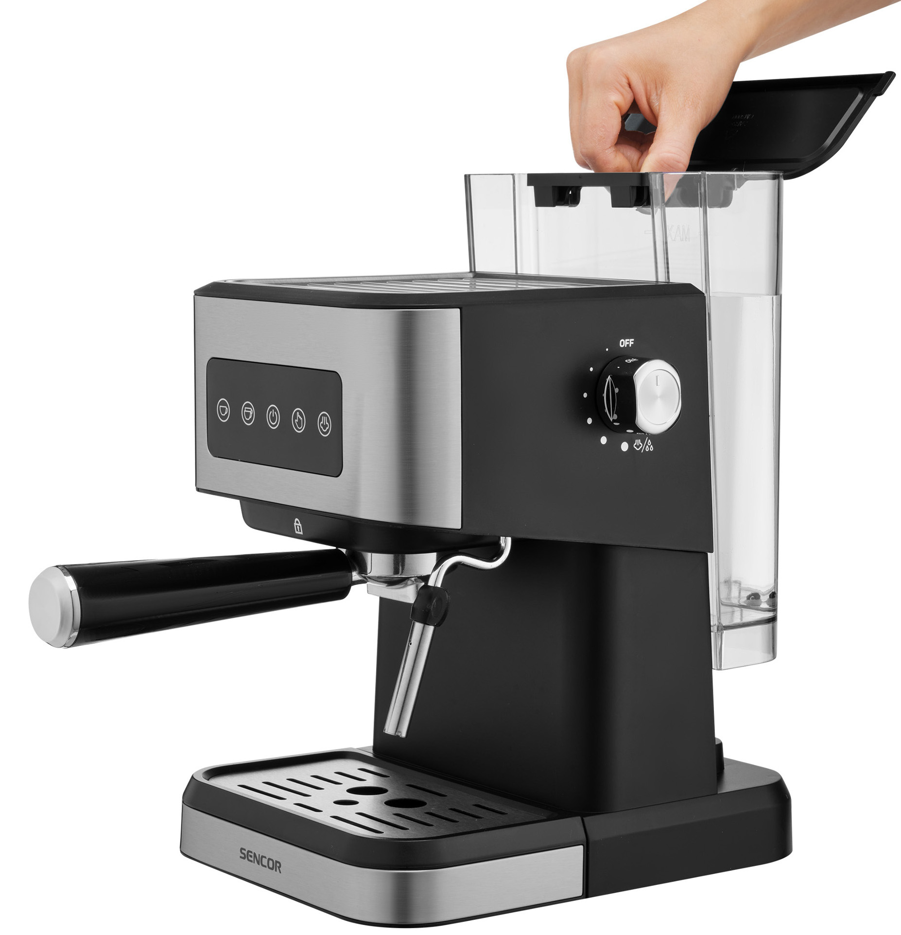 Ekspres do kawy. Ręka podnosi pokrywę przezroczystego zbiornika na wodę. Dominują kolory czarny i srebrny.