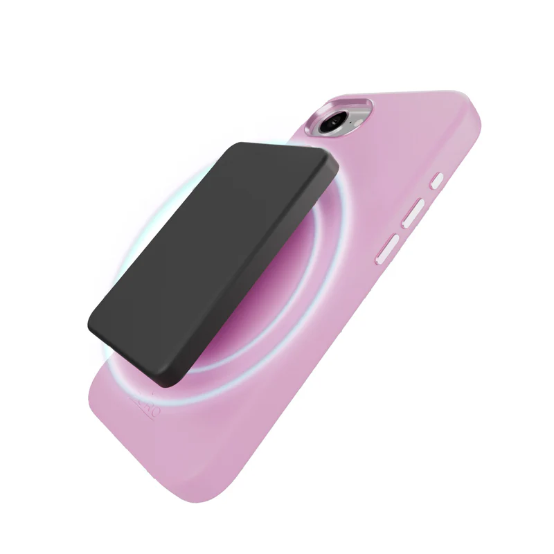 Siyah dikdörtgen bir aksesuar takılı pembe bir telefon kılıfı. Aksesuar, manyetik alan göstergesiyle kılıfın üzerinde duruyor.