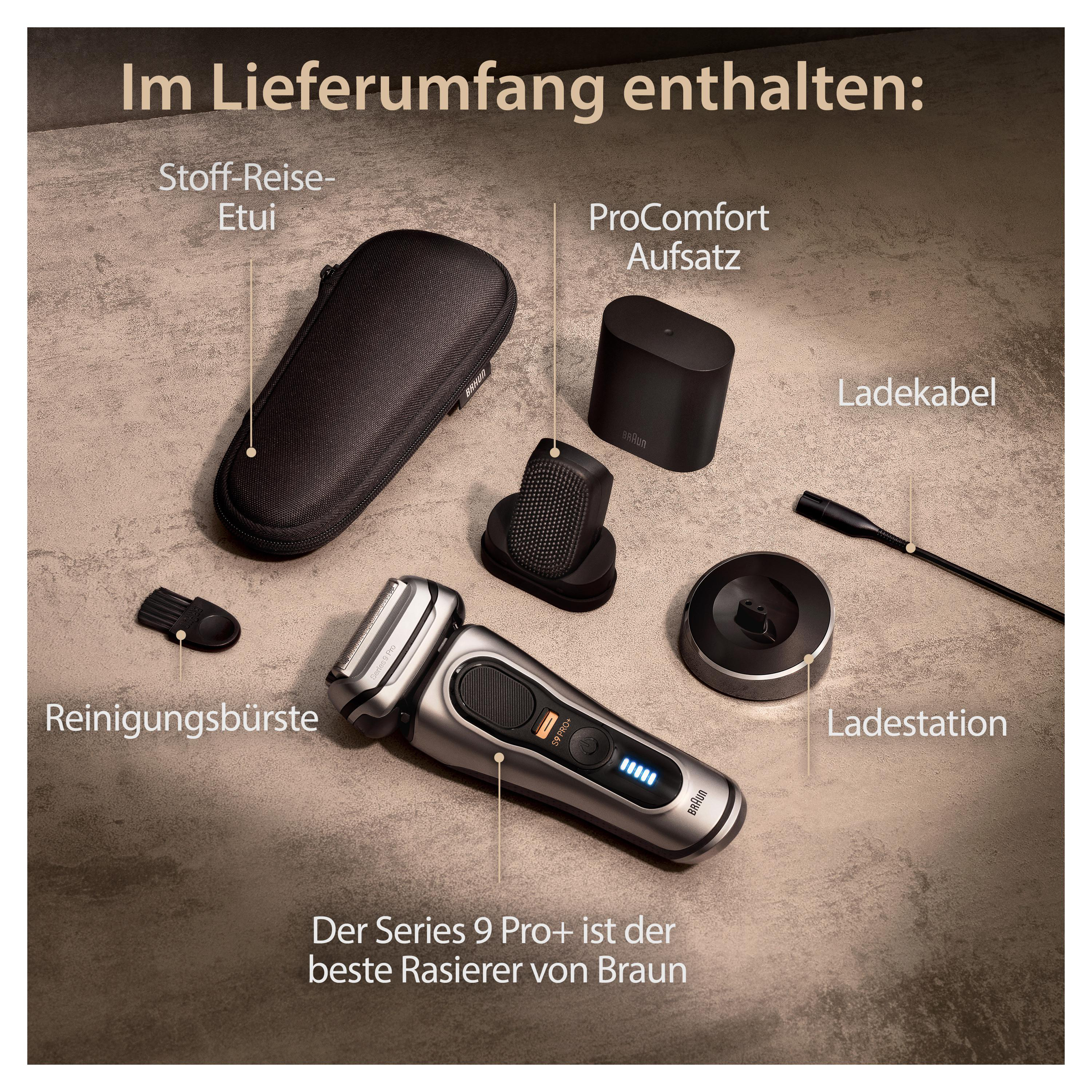 Geöffnete schwarze Tasche, Rasierer, Reinigungsbürste, Ladekabel und weiteres Zubehör, alles auf braunem Untergrund.