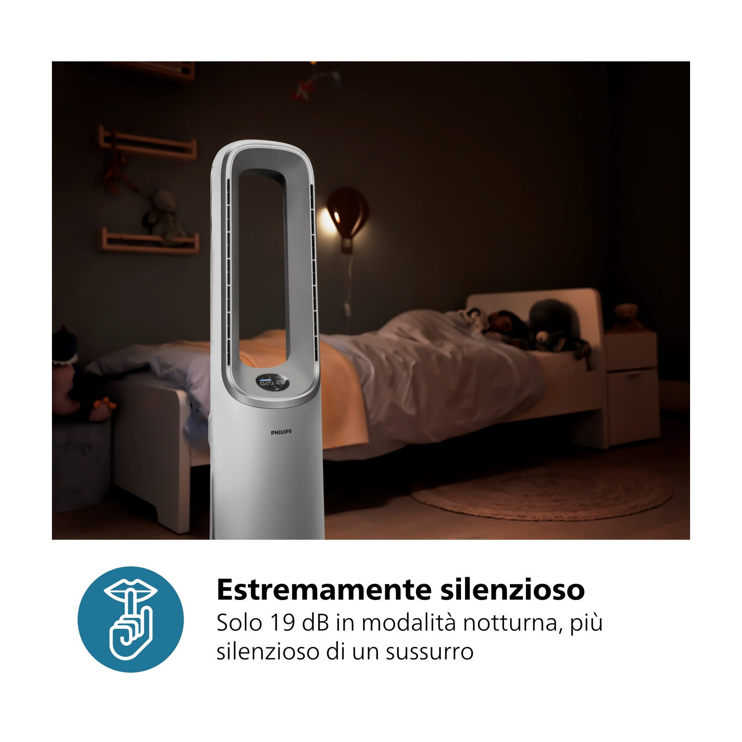 Un ventilatore Philips bianco e grigio in una camera da letto. Dietro, un letto con qualcuno che dorme. Testo: 'Estremamente silenzioso'.