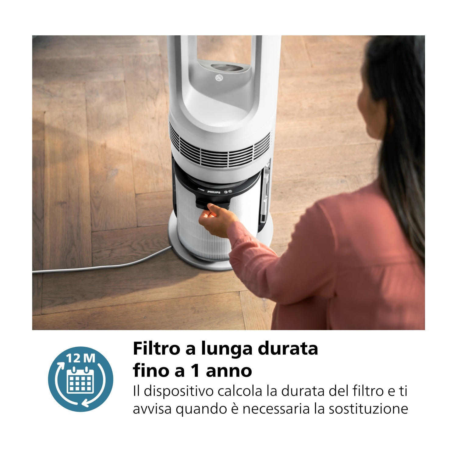 Una donna interagisce con un purificatore d'aria bianco. Il purificatore è su un pavimento in legno. Il testo indica un filtro a lunga durata, fino a 1 anno.