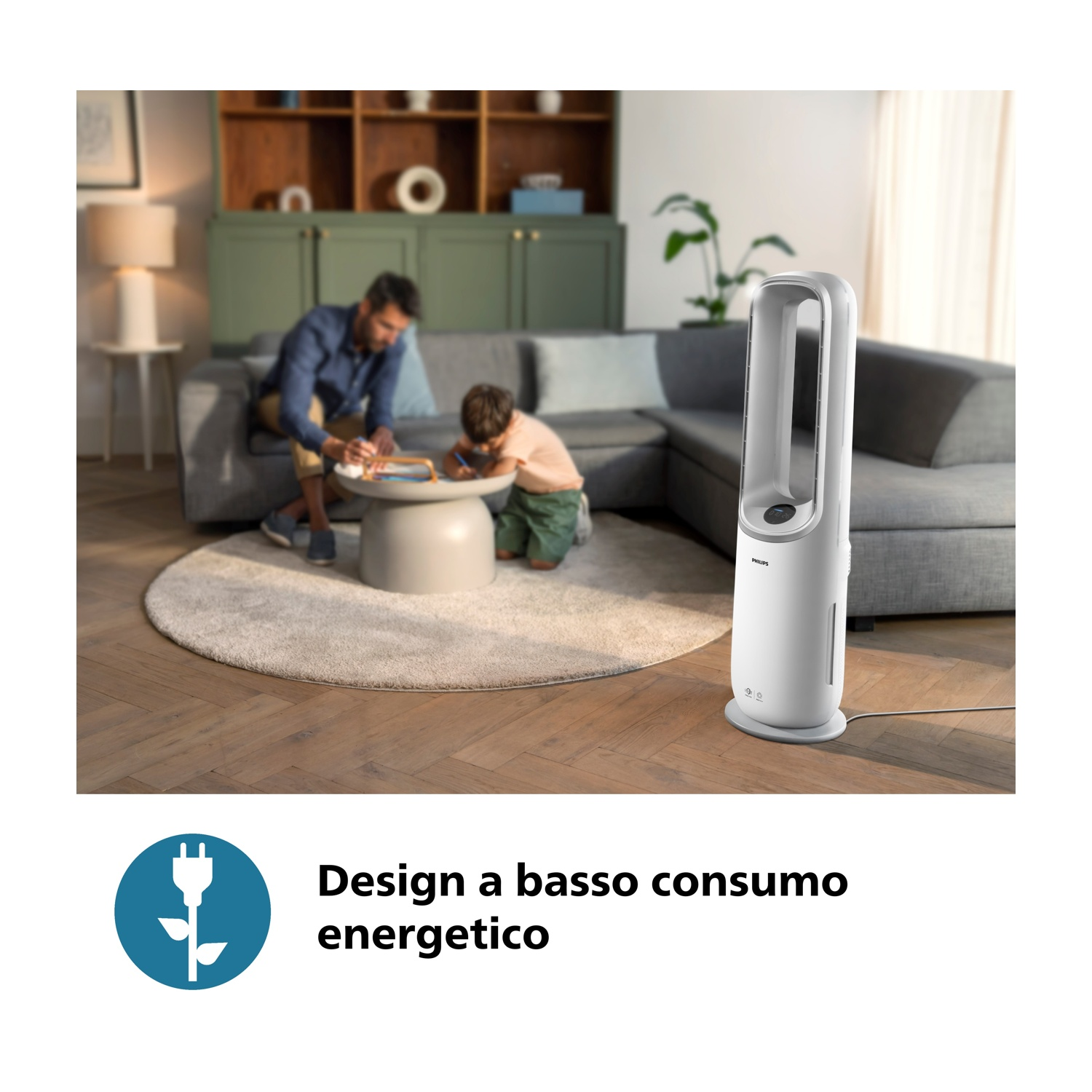 Un purificatore d'aria bianco è vicino a una famiglia che disegna su un tavolo. Il soggiorno ha un divano grigio, pavimento in legno e un tappeto.