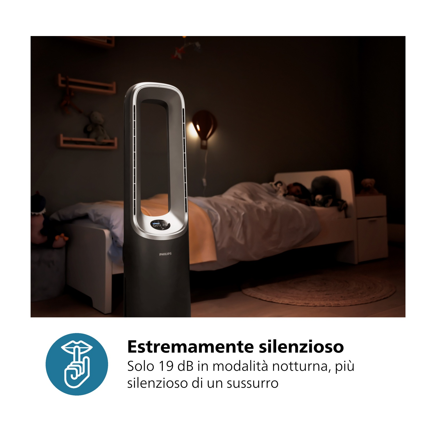 Un purificatore d'aria nero in una cameretta. Un bambino dorme nel letto. Il testo dice estremamente silenzioso.