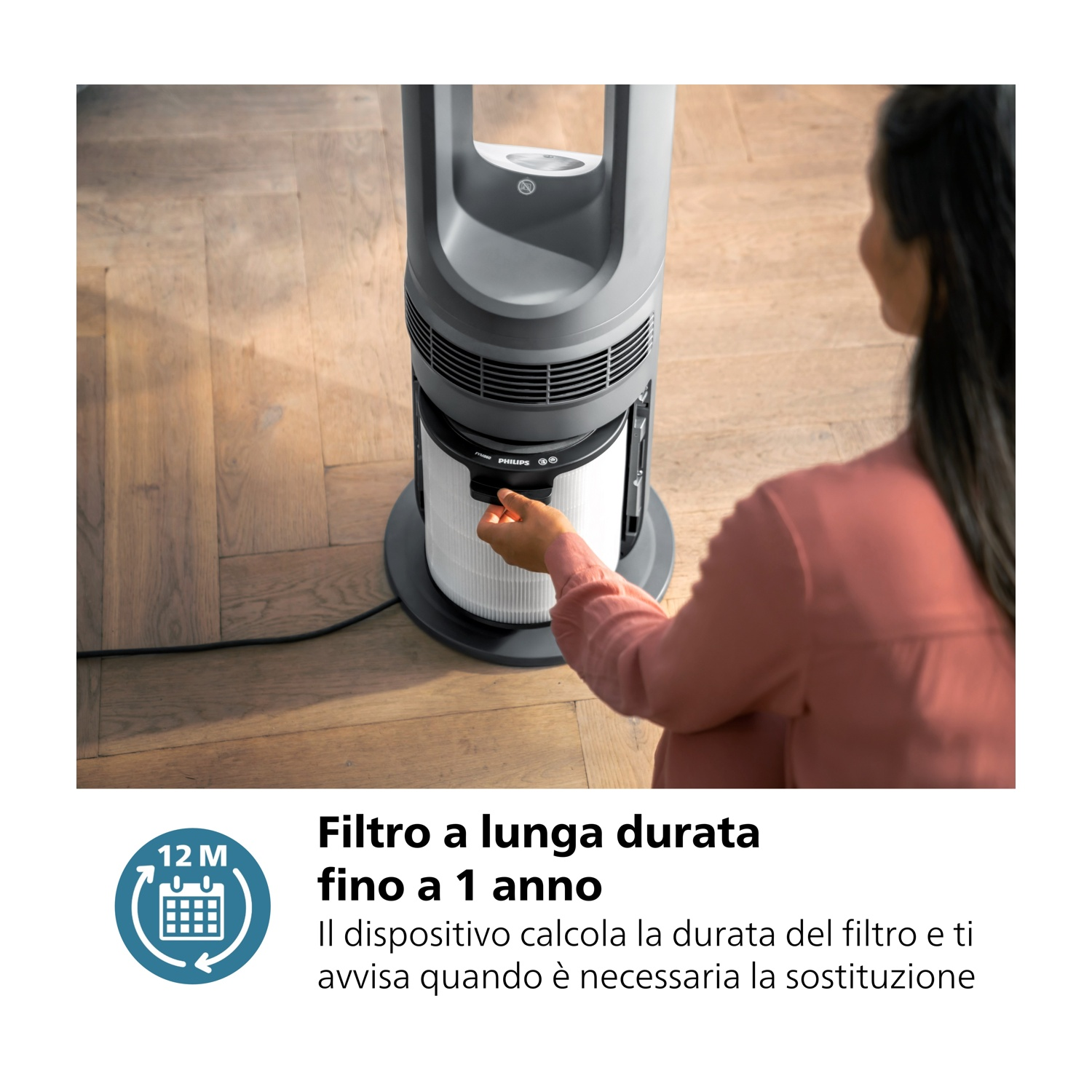 Una donna utilizza un purificatore d'aria grigio. Sta sostituendo un filtro. Il testo indica che il filtro dura fino a un anno.