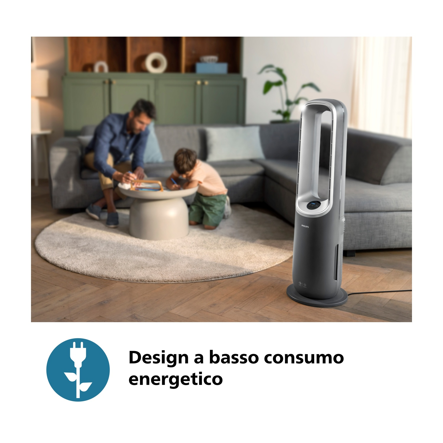 Un uomo e un bambino disegnano su un tavolo. Un purificatore d'aria grigio scuro è vicino a un divano grigio. Un tappeto rotondo è al centro.