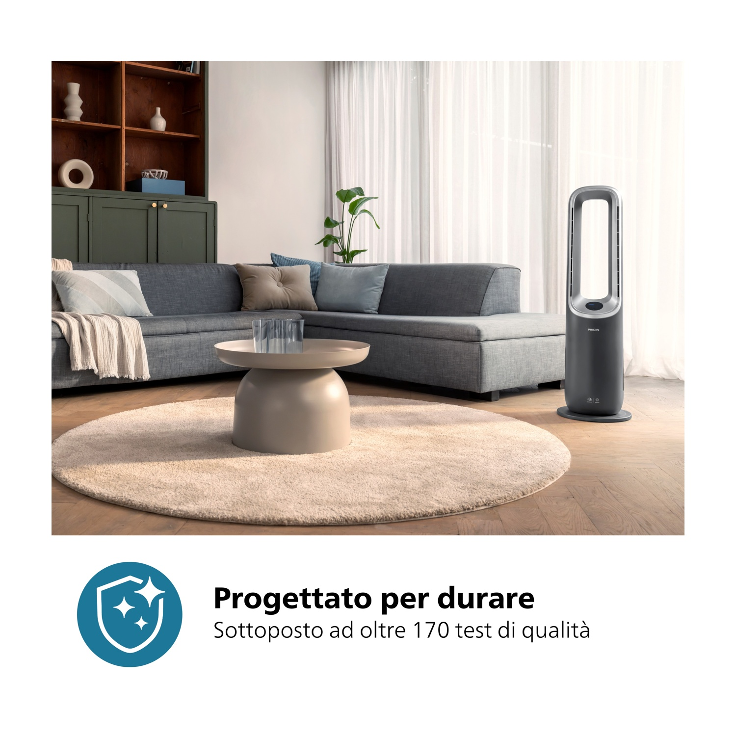 Soggiorno con divano grigio, tappeto beige, tavolino rotondo e purificatore d'aria Philips. Mensole con decorazioni sullo sfondo.